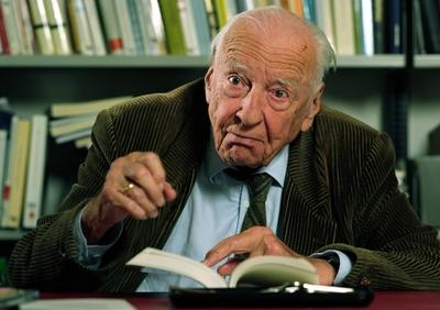 Bildnummer: 54493441  Datum: 18.05.1999  Copyright: imago/Dieter BauerPhilosoph Prof. Dr. Hans-Georg Gadamer w?hrend eines Fotoshootings kurz vor seinem 100. Geburtstag in seinem B?ro des Philosophischen Seminars der Universit?t Heidelberg, Personen , Highlight; 1999, Heidelberg, Wissenschaft, Philosophie, 100 Jahre, Alter, j?hrig, j?hrige, 100j?hrige, 100j?hrig, alt, Shooting; , quer, Mfneg, Portr?t,  , PeopleBildnummer 54493441 Date 18 05 1999 Copyright Imago Dieter Bauer Philosopher Prof Dr Hans Georg Gadamer during a Photo shoots short before his 100 Birthday in his Office the Philosophical Seminar the University Heidelberg People Highlight 1999 Heidelberg Science Philosophy 100 Years Age Years olds 100 years 100j?hrig Old Shooting horizontal Mfneg Portrait Celebrities-stock-foto