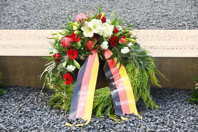 Gedenkstunde f?r die Opfer des Nationalsozialismus am Stein der Erinnerung-stock-foto