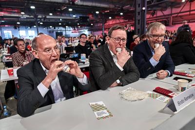 Sonderparteitag Die Linke: Gregor Gysi + Bodo Ramelow + Dietmar Bartsch-stock-foto