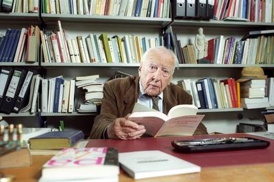 Bildnummer: 54440564  Datum: 18.05.1999  Copyright: imago/Dieter BauerPhilosoph Prof. Dr. Hans-Georg Gadamer w?hrend eines Fotoshootings kurz vor seinem 100. Geburtstag in seinem B?ro des Philosophischen Seminars der Universit?t Heidelberg, Personen , Highlight; 1999, Heidelberg, Wissenschaft, Philosophie, 100 Jahre, Alter, j?hrig, j?hrige, 100j?hrige, 100j?hrig, alt, Shooting; , quer, Kbneg, Portr?t, Privatbild, PeopleBildnummer 54440564 Date 18 05 1999 Copyright Imago Dieter Bauer Philosopher Prof Dr Hans Georg Gadamer during a Photo shoots short before his 100 Birthday in his Office the Philosophical Seminar the University Heidelberg People Highlight 1999 Heidelberg Science Philosophy 100 Years Age Years olds 100 years 100j?hrig Old Shooting horizontal Kbneg Portrait Private Celebrities-stock-foto