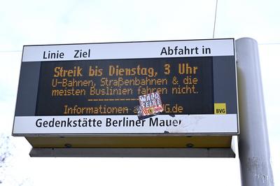 Haltestelle an der Bernauer Stra?e-stock-foto