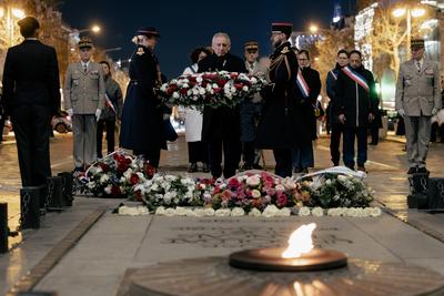 Rekindling the Flame ceremony at the Tomb of the Unknow Soldier on the 80th anniversary of the liberation of Auschwitz Birkenau-stock-photo