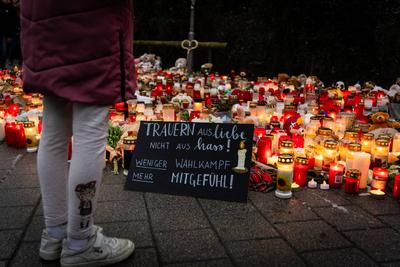 Aschaffenburg, Bavaria, Germany - January 25, 2025: A sign at the scene of the accident in Aschaffenburg sends a powerfu-stock-foto