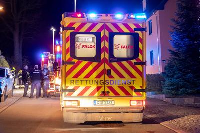 Rettungskr?fte r?cken zu Brand in Wohnhaus aus ? Fahrrad Akku geriet in Brand-stock-foto