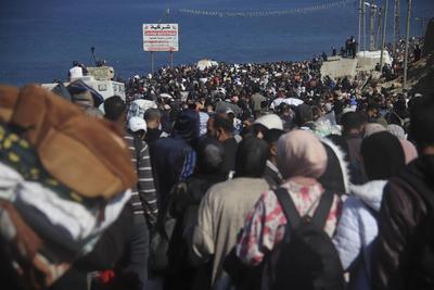 Displaced palestinians return to north of gaza-stock-photo