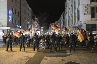 27.01.2025, Rechtsextreme Demo/Gegendemo, N?rnberg: Zur mont?glichen rechtsextremen Versammlung des N?rnberger selbstern-stock-foto