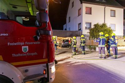 Rettungskr?fte r?cken zu Brand in Wohnhaus aus ? Fahrrad Akku geriet in Brand-stock-foto
