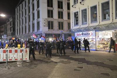 27.01.2025, Rechtsextreme Demo/Gegendemo, N?rnberg: Zur mont?glichen rechtsextremen Versammlung des N?rnberger selbstern-stock-foto