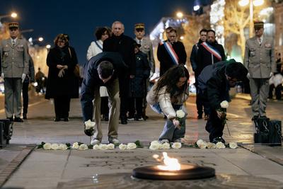 Rekindling the Flame ceremony at the Tomb of the Unknow Soldier on the 80th anniversary of the liberation of Auschwitz Birkenau-stock-photo