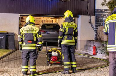 Rettungskr?fte r?cken zu Brand in Wohnhaus aus ? Fahrrad Akku geriet in Brand-stock-foto
