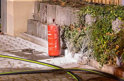 Rettungskr?fte r?cken zu Brand in Wohnhaus aus ? Fahrrad Akku geriet in Brand-stock-foto