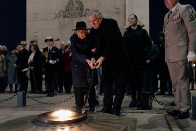 Rekindling the Flame ceremony at the Tomb of the Unknow Soldier on the 80th anniversary of the liberation of Auschwitz Birkenau-stock-photo
