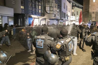 27.01.2025, Rechtsextreme Demo/Gegendemo, N?rnberg: Zur mont?glichen rechtsextremen Versammlung des N?rnberger selbstern-stock-foto