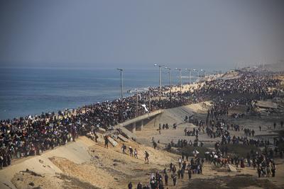 Displaced palestinians return to north of gaza-stock-photo
