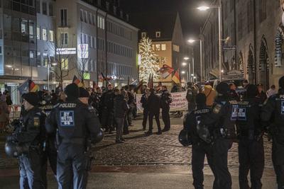 27.01.2025, Rechtsextreme Demo/Gegendemo, N?rnberg: Zur mont?glichen rechtsextremen Versammlung des N?rnberger selbstern-stock-foto