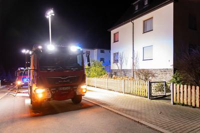 Rettungskr?fte r?cken zu Brand in Wohnhaus aus ? Fahrrad Akku geriet in Brand-stock-foto