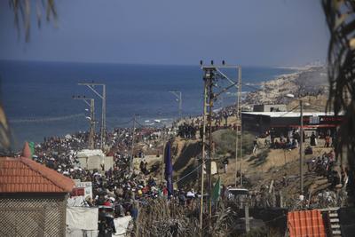 Displaced palestinians return to north of gaza-stock-photo
