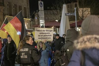 27.01.2025, Rechtsextreme Demo/Gegendemo, N?rnberg: Zur mont?glichen rechtsextremen Versammlung des N?rnberger selbstern-stock-foto