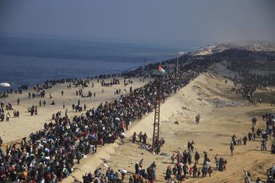 Displaced palestinians return to north of gaza-stock-photo