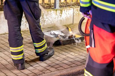 Rettungskr?fte r?cken zu Brand in Wohnhaus aus ? Fahrrad Akku geriet in Brand-stock-foto