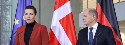 Olaf Scholz empfaengt am Hubschrauber-stock-foto