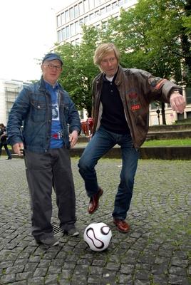 Schauspieler Bobby Brederlow (li.) und Horst Janson (beide GER) mit einem Fu?ball anl?sslich Gabriele Blachniks Benefiz-stock-foto