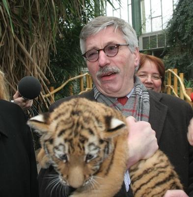 Finanzsenator Thilo Sarrazin besucht den Tierpark Berlin Am Montag, 20. M?rz 2006, hat der Senator f?r Finanzen, Thilo-stock-photo