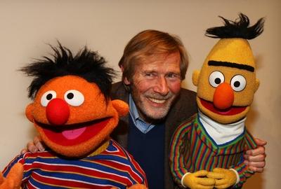 Horst Janson mit Samson sowie Ernie und Bert Ausstellungseroeffnung und Geburtsagsparty - 40 Jahre Sesamstrasse - in der-stock-foto