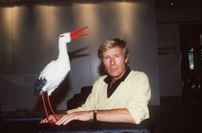 Horst Janson (Schauspieler) 08/89 - Mann TV Fernsehen Schauspiel kurzhaarig kurze Haare leger Pullover Hemd sitzend neu-stock-foto