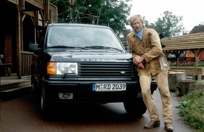 Horst Janson mit Range Rover 4,6 HSI in auto motor und sport tv (VOX) 06/98 b?w Mann Fernsehen Schauspiel TV Auto Wagen-stock-foto
