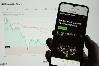 Auf einem Smartphone wurde die Website der Nvidia Corporation ge?ffnet. Dahinter wurde auf eimem Laptop der dramatisch e-stock-foto