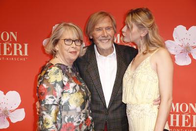 Horst Janson mit Ehefrau Hella Janson und Tochter Laura / Mon Ch? ri Barbara Tag am 4. Dezember 2019 in der Isarpost in-stock-foto
