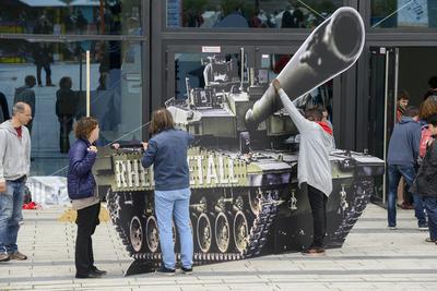 R?stungsindustrie Berlin, Evangelischer Kirchentag, Motto Du siehst mich , Messehallen, NGO Campact Protestaktion Keine-stock-foto
