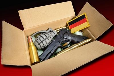 Paket mit Waffen und Deutschlandfahne Symbolfoto deutsche Waffenlieferungen-stock-foto