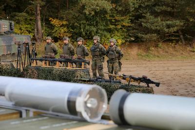 Soldaten der Bundeswehr hinter aufgestellten Handfeuerwaffen, Schnellfeuerwaffen, Sturmgewehr und Panzerfaust. Soldaten-stock-photo