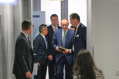 Berlin, Deutschland, 28.01.2025: Axel-Springer-Haus: Welt-Wirtschaftsgipfel: CDU-Chef Friedrich Merz kommt an und wird v-stock-foto