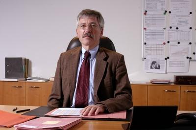Dr. Thilo Sarrazin (GER/SPD/Berliner Finanzsenator) beim Aktenstudium an seinem Arbeitsplatz in Berlin-stock-foto