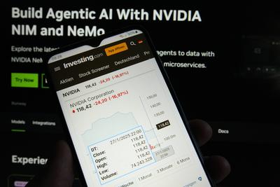 Auf einem Laptop wurde die Website der Nvidia Corporation ge?ffnet. Davor wurde auf eimem Smartphone der dramatisch eing-stock-foto