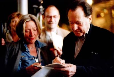 Bildnummer: 50257335  Datum: 15.07.2000  Copyright: imago/David HeerdeDichter Gerhard R?hm (AUT) gibt Autogramme auf dem Festival -Weltklang: Nacht der Poesie- in Berlin , Personen; 2000, Berlin, Festivals, Literaturfestivals, Literaturfestival, Poesiefestival, Poesiefestivals, Lesung, Lesungen, Schriftsteller, Dichter, Autogramm, schreibt, schreiben, geben, signieren; , quer, Kbdig, Gruppenbild, close, Literatur, Kunst, Deutschland, Randbild, People-stock-foto
