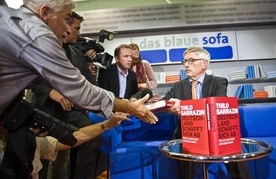 Thilo SARRAZIN,  signiert B?cher, H?nde strecken sich nach ihm, Medien, Interesse, davor sein Buch Deutschland schafft-stock-photo