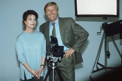 Ein unverge?liches Wochenende in Sevilla mit Gudrun Landgrebe und Horst Janson 03/94 te quer halb stehend Kamera seri?s-stock-photo