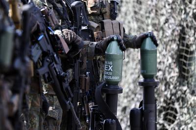 Soldaten pr?sentieren Waffen und mehrere Panzerfaust 3 EX beim Besuch von Ministerpr?sident Hendrik W?st bei der Panzer-stock-photo