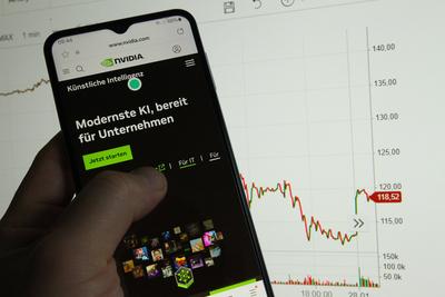 Auf einem Smartphone wurde die Website der Nvidia Corporation ge?ffnet. Dahinter wurde auf eimem Laptop der dramatisch e-stock-foto