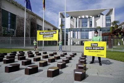 11.05.2021, Berlin, Deutschland - Foto: Anlaesslich der Hauptversammlung von Rheinmetall, demonstrierten Greenpeace-Akt-stock-foto