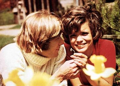 Horst Janson, Uschi Glas Wegen einer Wohnung entschlie?en sich Ingrid (Uschi Glas) und Helmut (Horst Janson), ihre Wohn-stock-foto