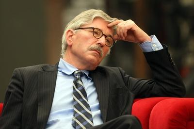 29.11.2010, Duisburg, Thilo Sarrazin liest im Lehmbruck-Museum in Duisburg aus seinem Buch - Deutschland schafft sich a-stock-foto