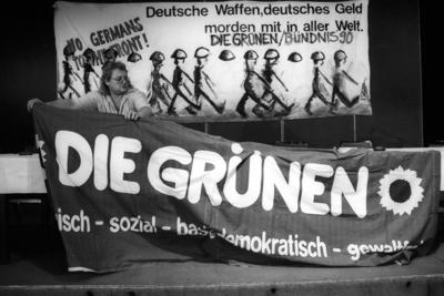 Wahlkampfauftakt der Gr?nen B?ndnis 90 in Kassel Ewald Zimmer h?ngt ein Banner auf-stock-foto