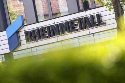 Das Rheinmetall-Logo auf dem Geb?ude der Rheinmetall AG. Der D?sseldorfer R?stungskonzern und Automobilzulieferer will v-stock-foto