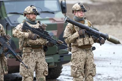 Abgesessene Infanteriegruppe, System Infanterist der Zukunft, ausgestattet mit Maschinengewehr MG4 und Panzerfaust 3. In-stock-photo