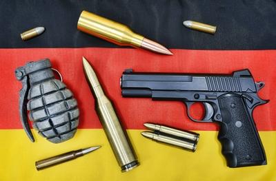 Waffen und Munition auf Deutschlandfahne Symbolfoto deutsche Waffenlieferungen-stock-foto